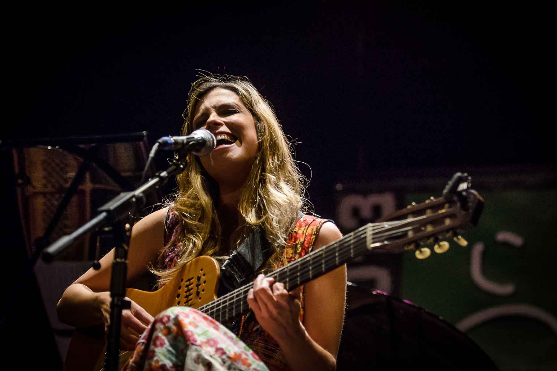 Camila Costa : Chant, Guitare